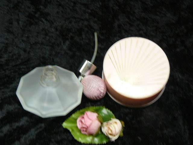 GLASS PERFUME DISPENSER AND ELIZABETH ARDEN POWDER TIN VINTAGE