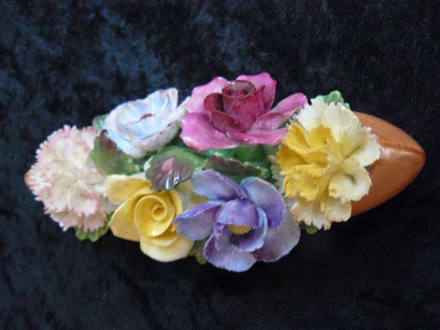 PORCELAIN CENTRE PIECE FLOWERS NO DAMAGE PRETTY ENGLAND
