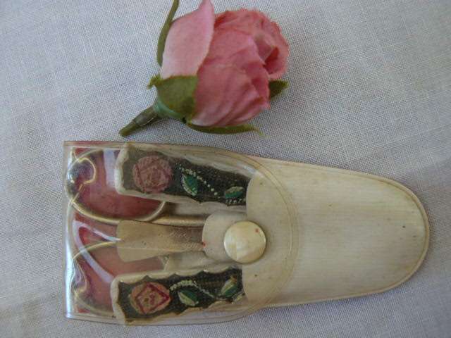 VINTAGE MANICURE SET WITH GIFT