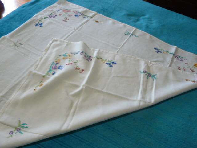 VINTAGE COTTON RMBROYDERED TABLE CLOTH