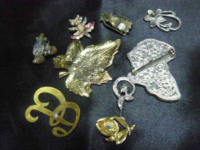 ODDS AND ENDS OF SOME FOULTY JEWELERY - MAYBE FOR SSCRAP BOOKING ETS
