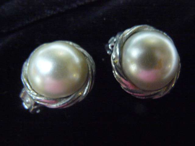 VELVET CUTCH BAG ALMOST NEW WITH MATCHING PEARL EARRINGS AND A PILL BOX !!!