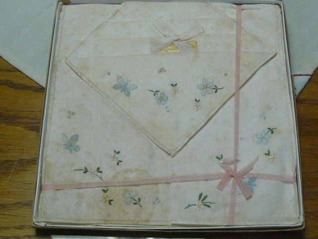 VINTAGE COTTON EMBRODERED HANKIES ORIGINAL BOXEB