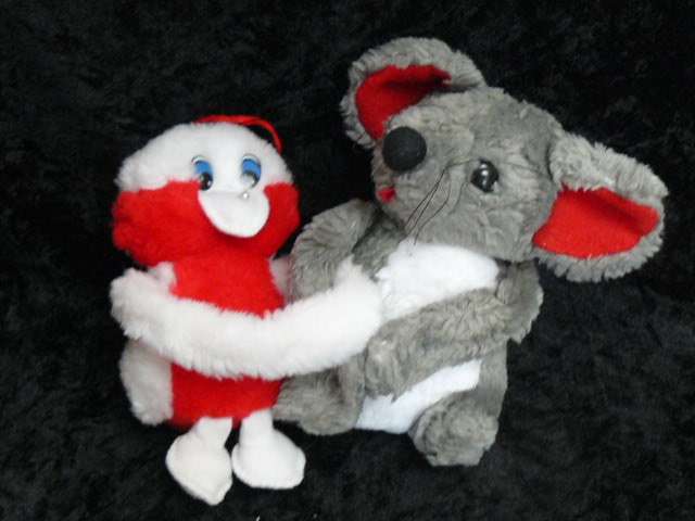 2 SOFT TOYS HUGGING, CAN BE SEPERATED