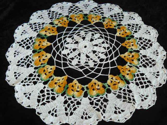 VINTAGE COTTON HAND CROCHETED DOILI STUNNING 24 cm