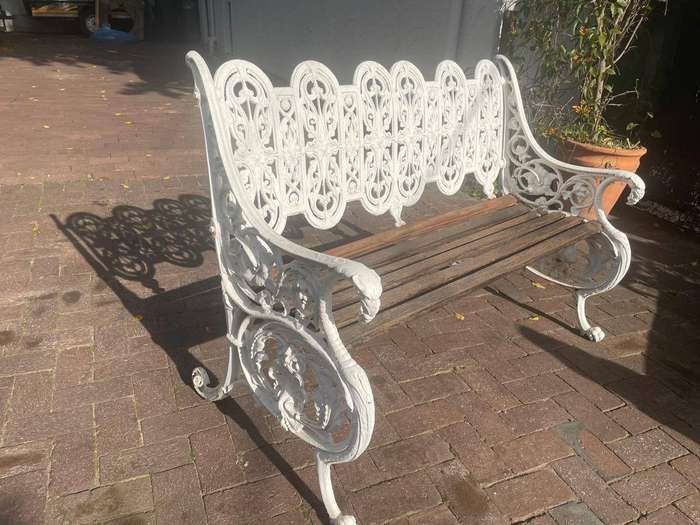 Beautiful Pair of Cast Alluminium Gardenbenches in great condition