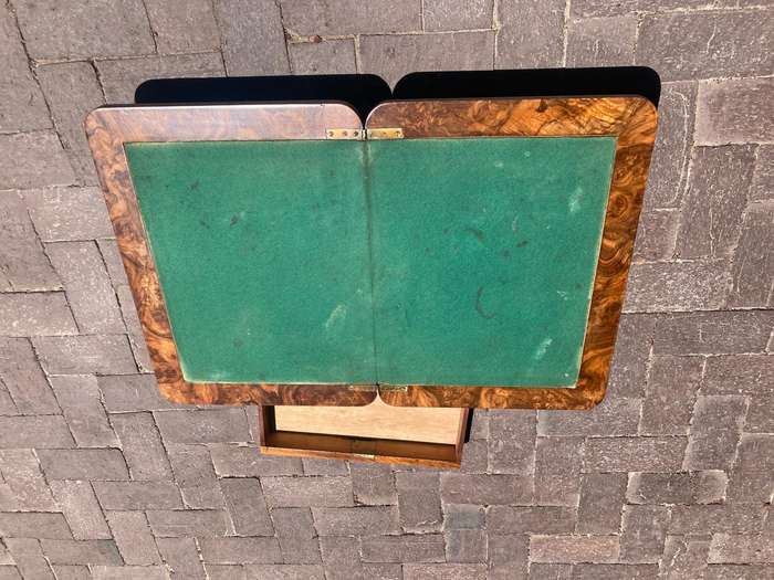 Beautiful Burr Walnut Tabletop Card Table ( 82/41 x 56 x 14 cm)
