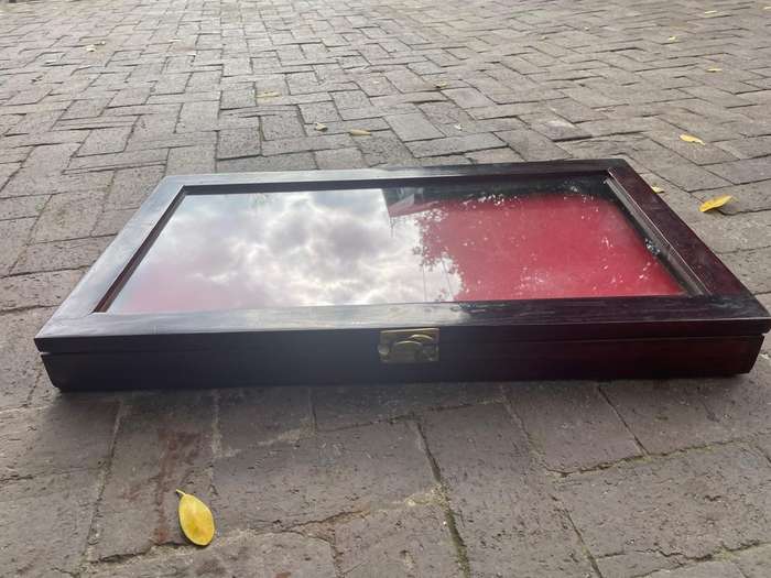 Beautiful Display Case ( 80 x 45 x 7 cm )