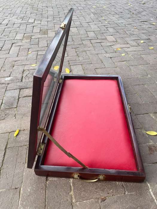 Beautiful Display Case ( 80 x 45 x 7 cm )