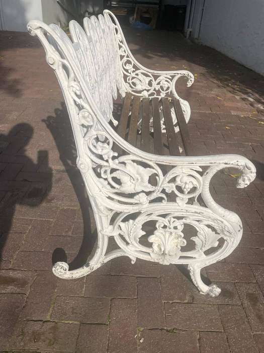Beautiful Pair of Cast Alluminium Gardenbenches in great condition