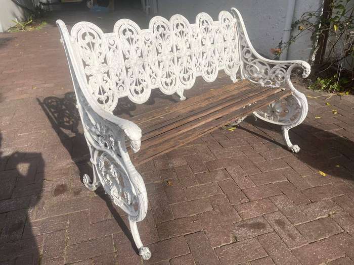 Beautiful Pair of Cast Alluminium Gardenbenches in great condition