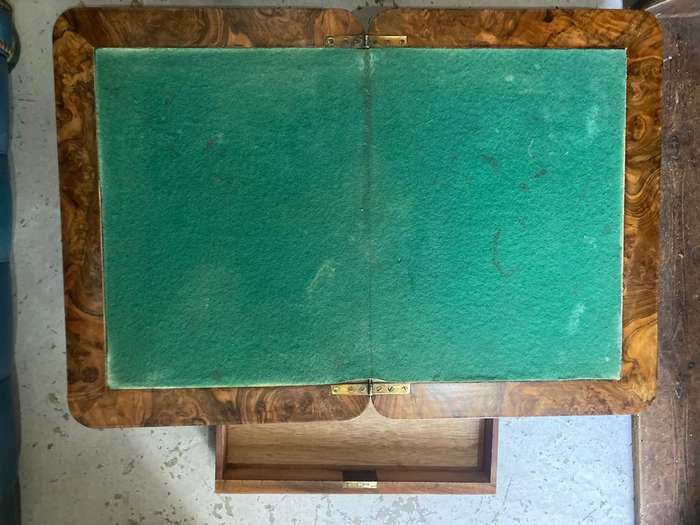 Beautiful Burr Walnut Tabletop Card Table ( 82/41 x 56 x 14 cm)