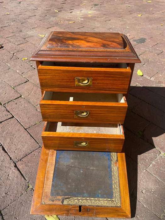 Beautiful Flame Mahogany Traveling Desk ( 40 x 32 x 20 cm )