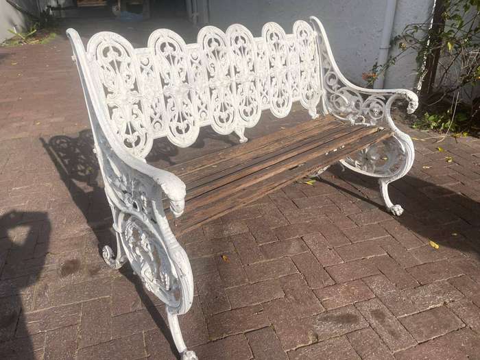 Beautiful Pair of Cast Alluminium Gardenbenches in great condition