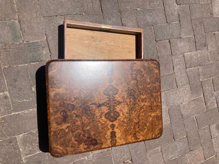 Beautiful Burr Walnut Tabletop Card Table ( 82/41 x 56 x 14 cm)