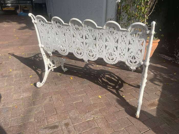 Beautiful Pair of Cast Alluminium Gardenbenches in great condition