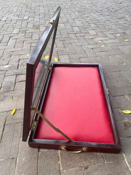 Beautiful Display Case ( 80 x 45 x 7 cm )
