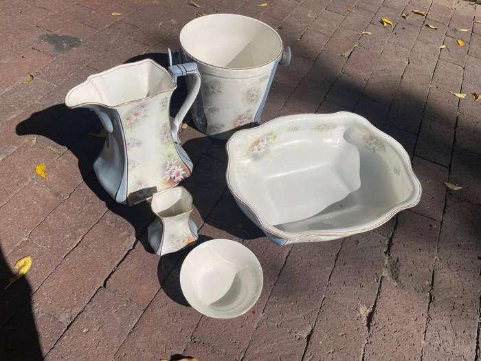 Beautiful Porcelain Jug/ Basin / Bucket , Bo and Vase in good condition