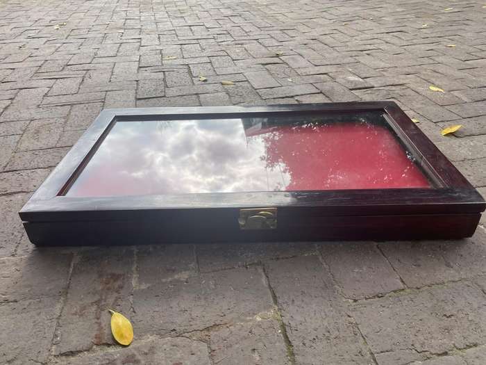 Beautiful Display Case ( 80 x 45 x 7 cm )