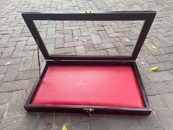 Beautiful Display Case ( 80 x 45 x 7 cm )