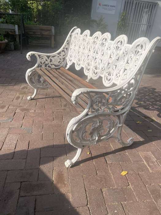 Beautiful Pair of Cast Alluminium Gardenbenches in great condition