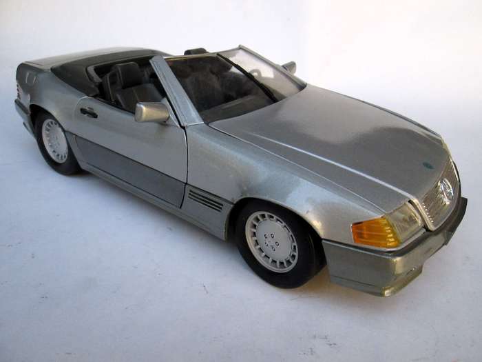 MAISTO SCALE 1/18 MERCEDES-BENZ AND BMW 850i