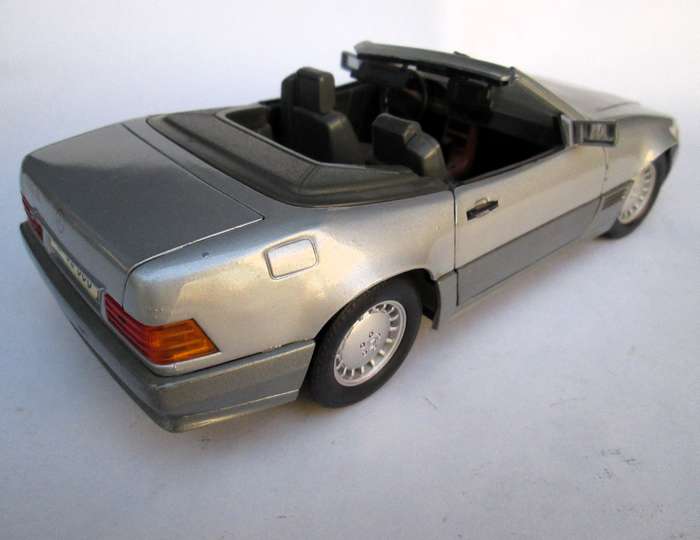 MAISTO SCALE 1/18 MERCEDES-BENZ AND BMW 850i
