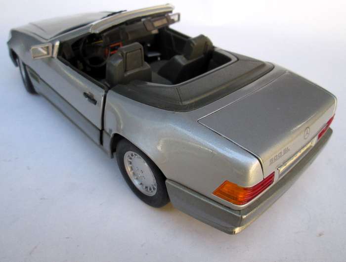 MAISTO SCALE 1/18 MERCEDES-BENZ AND BMW 850i