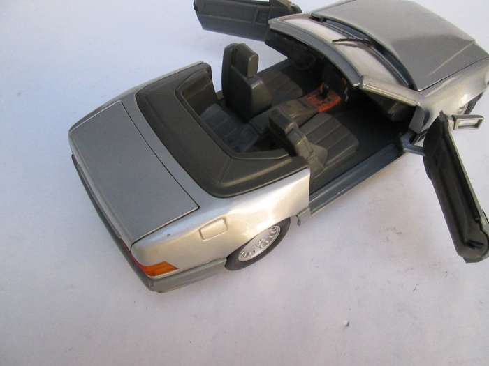 MAISTO SCALE 1/18 MERCEDES-BENZ AND BMW 850i