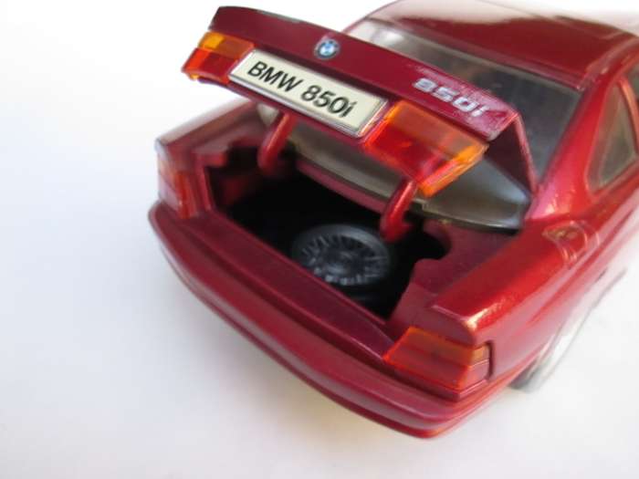 MAISTO SCALE 1/18 MERCEDES-BENZ AND BMW 850i