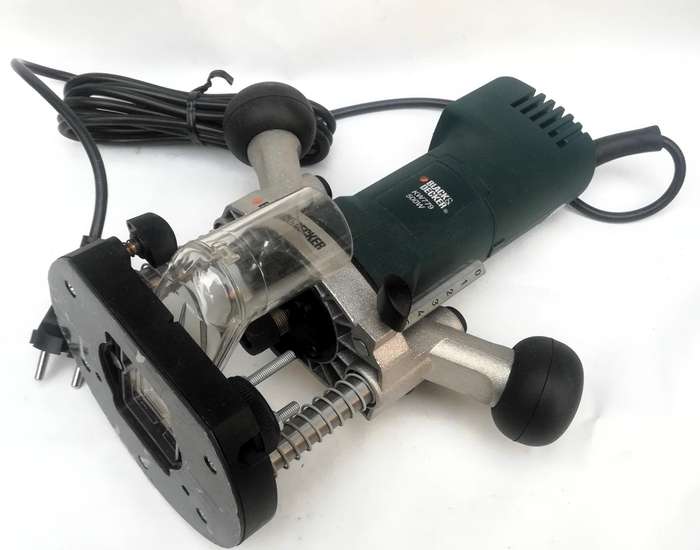 BLACK & DECKER WOODWORKING ROUTER