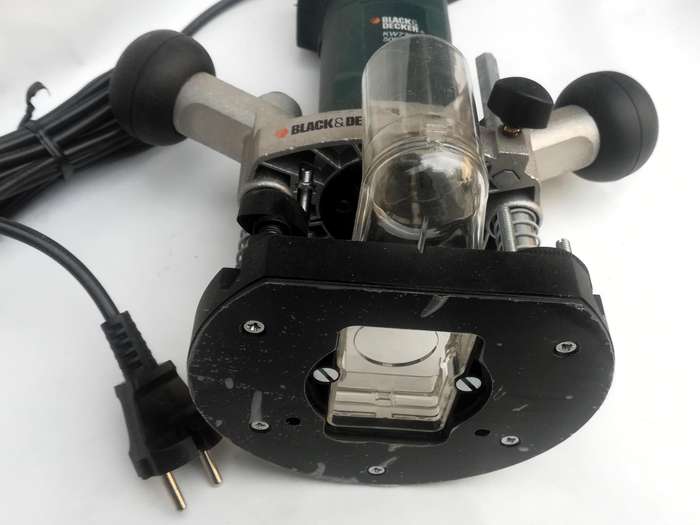 BLACK & DECKER WOODWORKING ROUTER