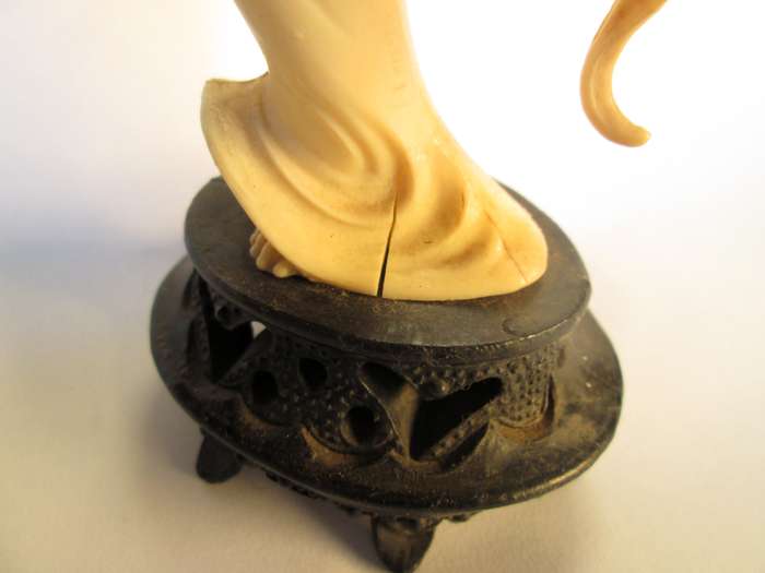 IVORINE CHINESE FUGURINES