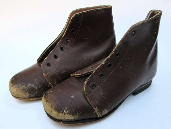 VINTAGE CHILDRENS BOOTS