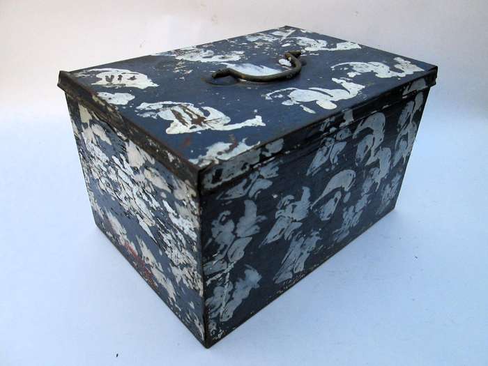 ANTIQUE MEDICINE TIN