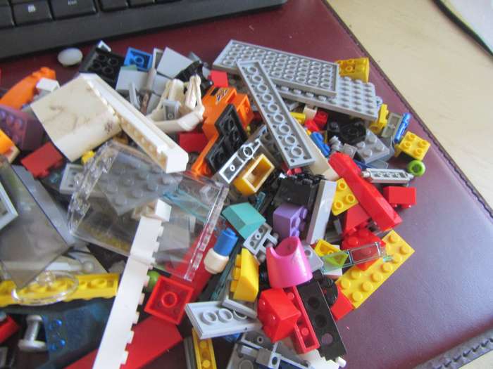 580 g OF VARIOUS LEGO ITEMS - AS PER SCAN - BID PER 2GRAMS - LE1