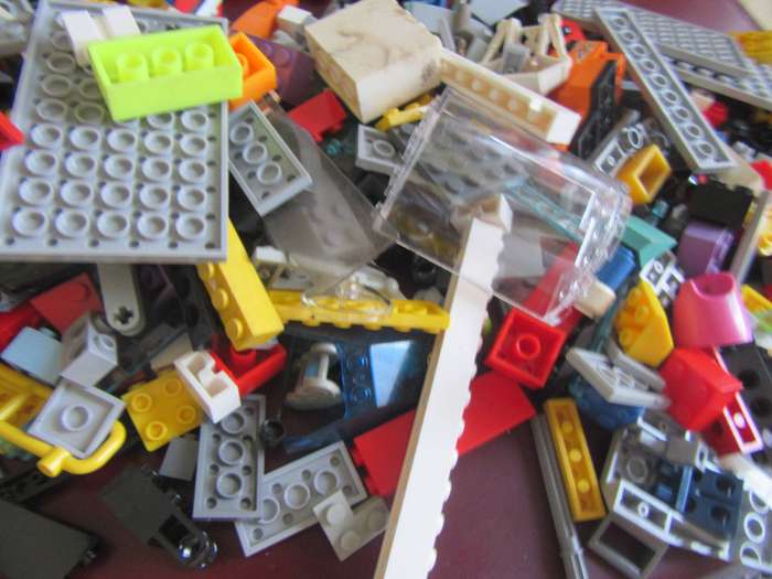 580 g OF VARIOUS LEGO ITEMS - AS PER SCAN - BID PER 2GRAMS - LE1