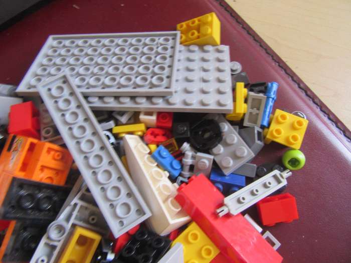 580 g OF VARIOUS LEGO ITEMS - AS PER SCAN - BID PER 2GRAMS - LE1