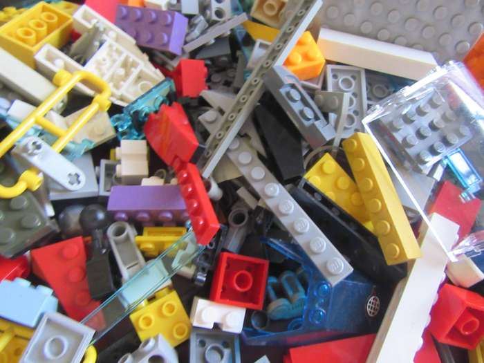 580 g OF VARIOUS LEGO ITEMS - AS PER SCAN - BID PER 2GRAMS - LE1