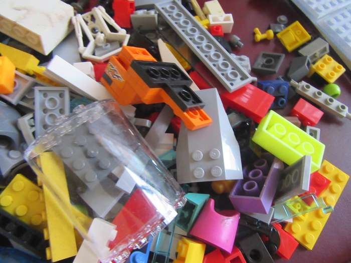 580 g OF VARIOUS LEGO ITEMS - AS PER SCAN - BID PER 2GRAMS - LE1