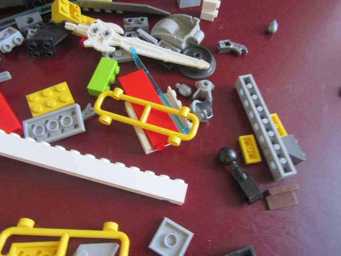 580 g OF VARIOUS LEGO ITEMS - AS PER SCAN - BID PER 2GRAMS - LE1