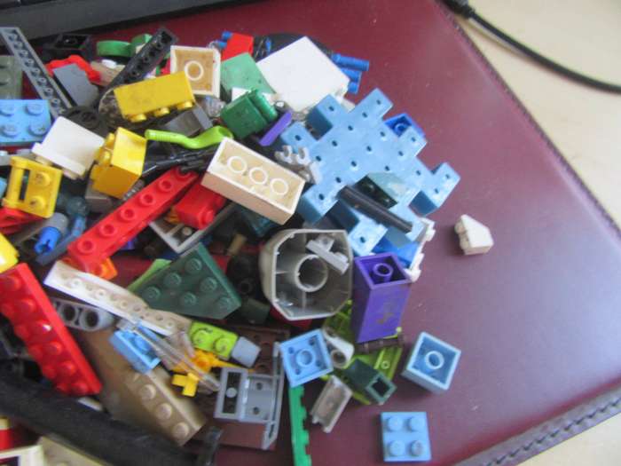 520 g OF VARIOUS LEGO ITEMS - AS PER SCAN - BID PER 2GRAMS - LE2