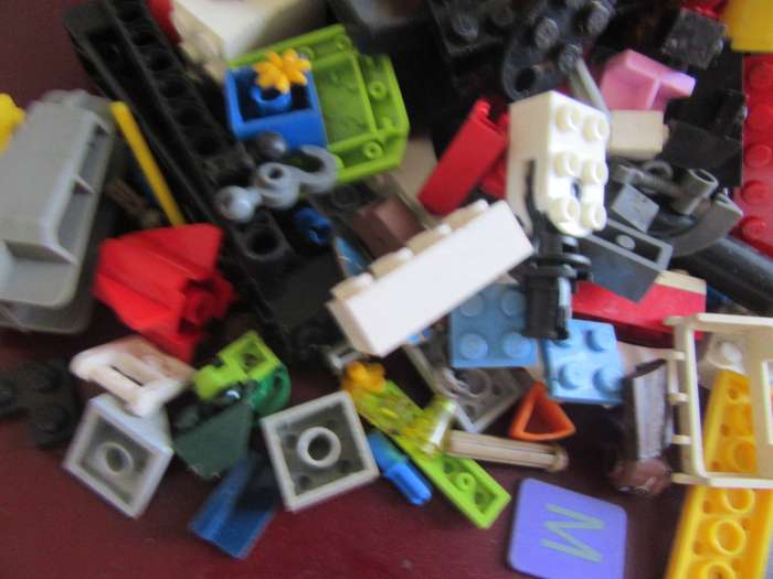 520 g OF VARIOUS LEGO ITEMS - AS PER SCAN - BID PER 2GRAMS - LE2