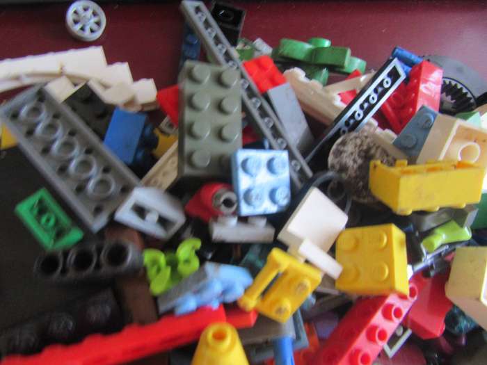 520 g OF VARIOUS LEGO ITEMS - AS PER SCAN - BID PER 2GRAMS - LE2
