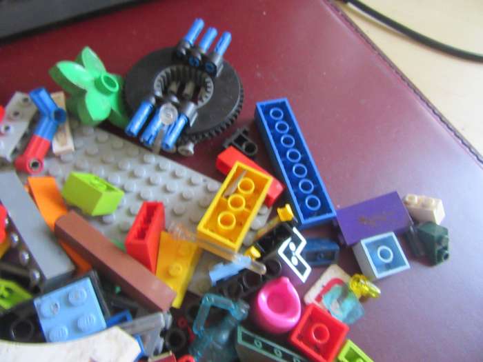 520 g OF VARIOUS LEGO ITEMS - AS PER SCAN - BID PER 2GRAMS - LE2