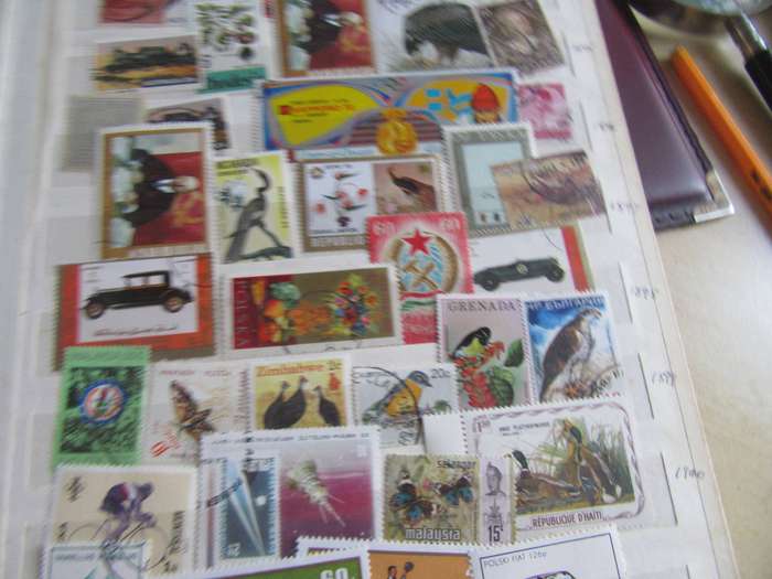 OLD STOCKBOOK - 14 PAGES FILLED WITH HUNDREDS OF INTERNATIONAL STAMPS - AS PER DCAN -BID PER PAGE -