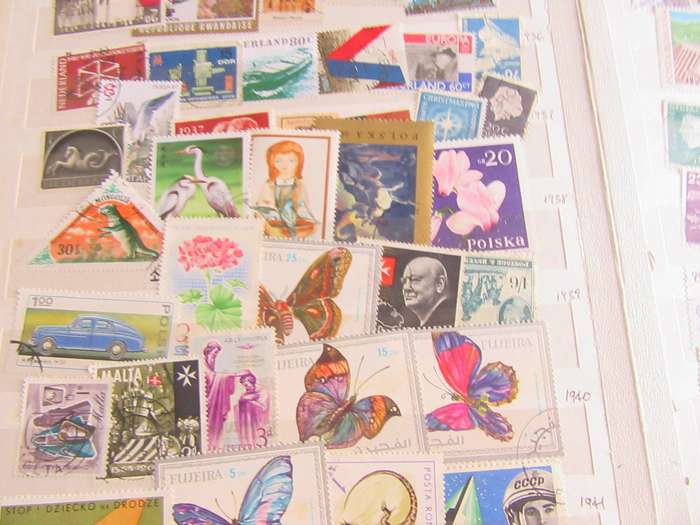 OLD STOCKBOOK - 14 PAGES FILLED WITH HUNDREDS OF INTERNATIONAL STAMPS - AS PER DCAN -BID PER PAGE -