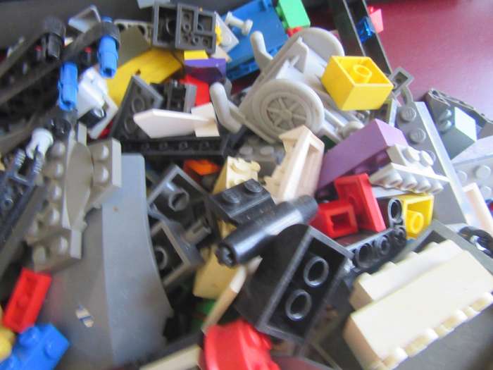 630gOF VARIOUS LEGO ITEMS - AS PER SCAN - BID PER 2GRAMS - LE3