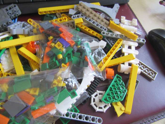 300g OF VARIOUS LEGO ITEMS- AS PER SCAN - BID PER 2 GRAMS - LE1