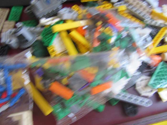300g OF VARIOUS LEGO ITEMS- AS PER SCAN - BID PER 2 GRAMS - LE1